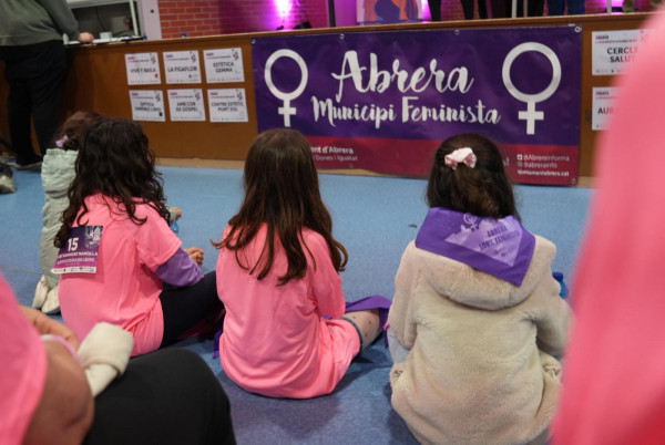 Abrera Municipi Feminista! Més de 300 persones han participat en la sisena Marxa Nocturna de la Dona a Abrera, amb el lema 'Juntes fem nostra la nit'
