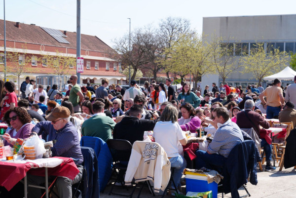 Gran èxit de participació en la 1a Calçotada Popular d’Abrera al Parc de Can Morral!