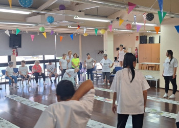 L'alumnat del Curs d'Atenció per a persones dependents en Institucions Socials posa en pràctica la formació adquirida amb una activitat de dinamització al Casal de la Gent Gran d'Abrera