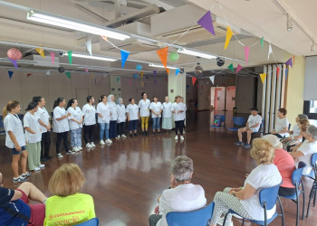 L'alumnat del Curs d'Atenció per a persones dependents en Institucions Socials posa en pràctica la formació adquirida amb una activitat de dinamització al Casal de la Gent Gran d'Abrera