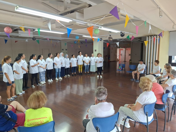 L'alumnat del Curs d'Atenció per a persones dependents en Institucions Socials posa en pràctica la formació adquirida amb una activitat de dinamització al Casal de la Gent Gran d'Abrera