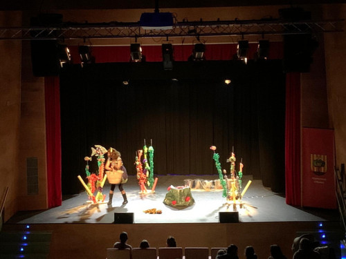 A Abrera reactivem les activitats per a la infància. Les famílies gaudeixen de la funció teatral "El peix Irisat!"