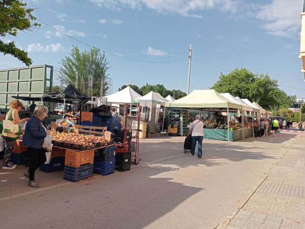 Ens adherim a la campanya 'Adeu als envasos d’un sol ús als mercats setmanals' amb l’objectiu de conscienciar la ciutadania sobre la necessitat de reduir l’ús d’envasos de plàstic