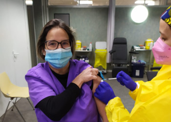 Els i les professionals sanitàries del CAP d'Abrera reben la primera dosi de la vacuna contra la Covid-19