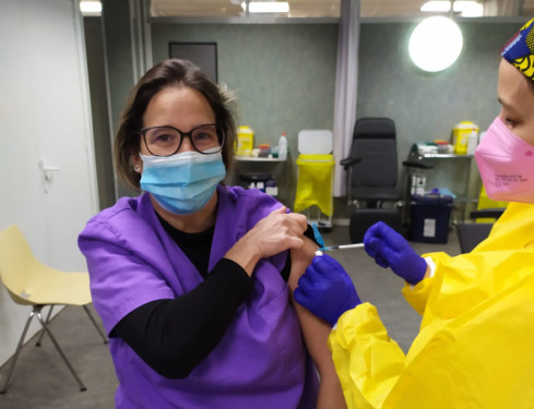 Els i les professionals sanitàries del CAP d'Abrera reben la primera dosi de la vacuna contra la Covid-19