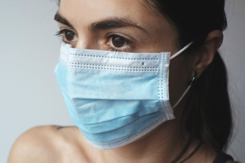 A partir del dilluns, 20 d'abril, les farmàcies repartiran una mascareta gratuïta per persona amb targeta sanitària per la prevenció i contenció del coronavirus