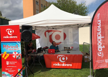 Ràdio a Abrera a la Piscina Municipal d’Estiu! Dimecres 27 de juliol de 2022 ens hem divertit amb l'emissió en directe de "El Top" amb música, jocs i regals i la col·laboració de Associació Cultural Pas a Pas i la Bibliopiscina!