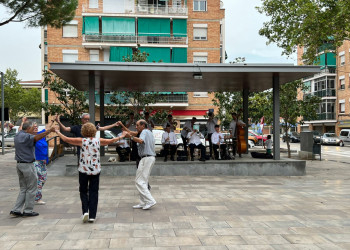 Ballada de sardanes d'Abrera Sardanista a la plaça de Rafael Casanova