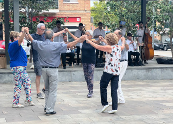 Ballada de sardanes d'Abrera Sardanista a la plaça de Rafael Casanova