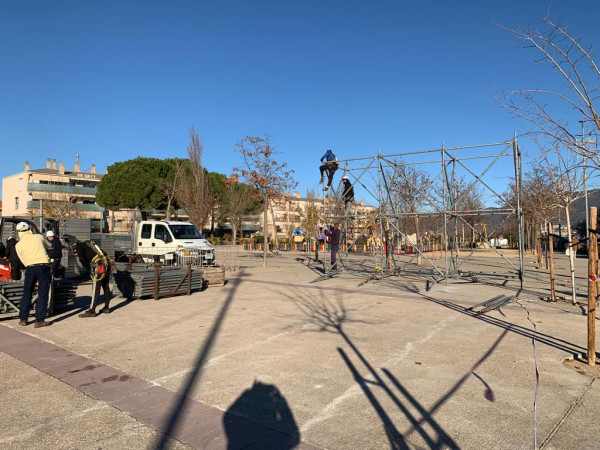 La il·lusió de Nadal es viu a Abrera! Instal·lació del Tobogan Gegant