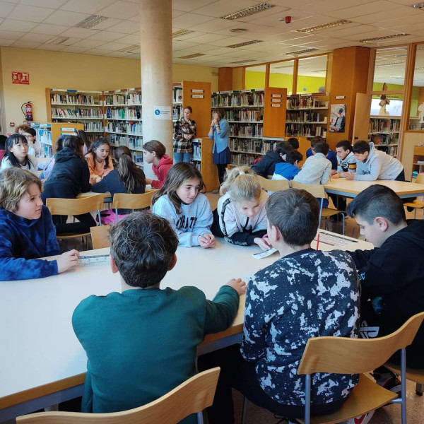 Els i les escolars del nostre municipi continuen realitzant enguany les visites a la Biblioteca Josep Roca i Bros, per conèixer l'equipament i els seus serveis