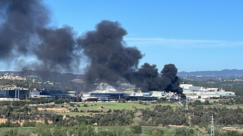 Controlat l'incendi que s'ha iniciat aquest matí en un magatzem del Polígon Industrial Barcelonès del nostre municipi