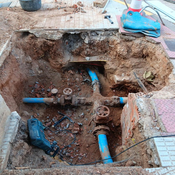 Tall d'aigua en alguns carrers del nucli urbà, avui dimecres 19 de juny al matí