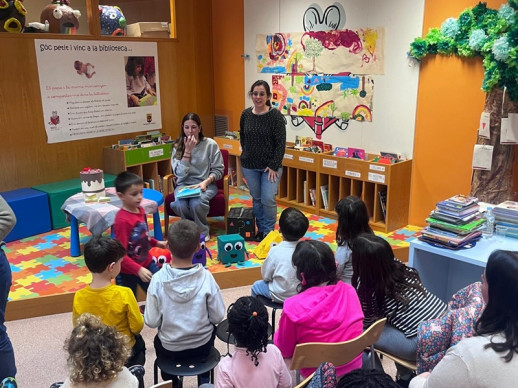 Gaudim de la presentació del llibre ‘La esfera y sus amigos se van de excursión’ de l’abrerenca Adrea García i commemorem el Dia Mundial de la Poesia amb el Grup Versikàlia