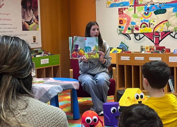 Gaudim de la presentació del llibre ‘La esfera y sus amigos se van de excursión’ de l’abrerenca Adrea García i commemorem el Dia Mundial de la Poesia amb el Grup Versikàlia