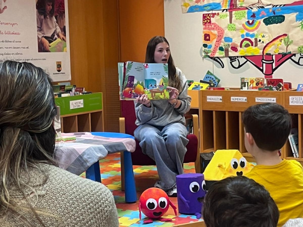 Gaudim de la presentació del llibre ‘La esfera y sus amigos se van de excursión’ de l’abrerenca Adrea García i commemorem el Dia Mundial de la Poesia amb el Grup Versikàlia