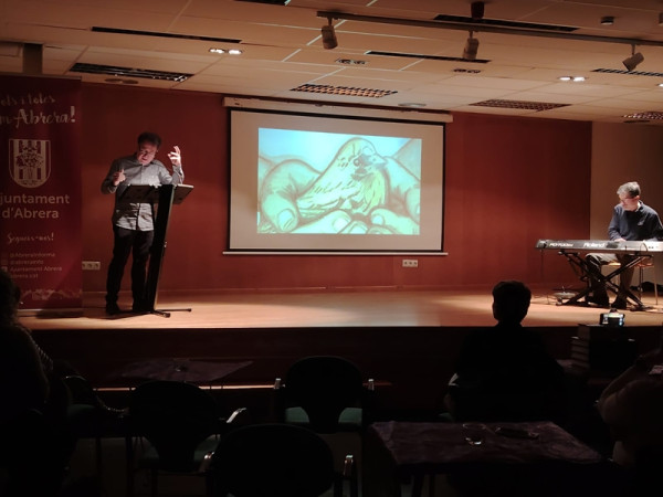 Gaudim de la presentació del llibre ‘La esfera y sus amigos se van de excursión’ de l’abrerenca Adrea García i commemorem el Dia Mundial de la Poesia amb el Grup Versikàlia