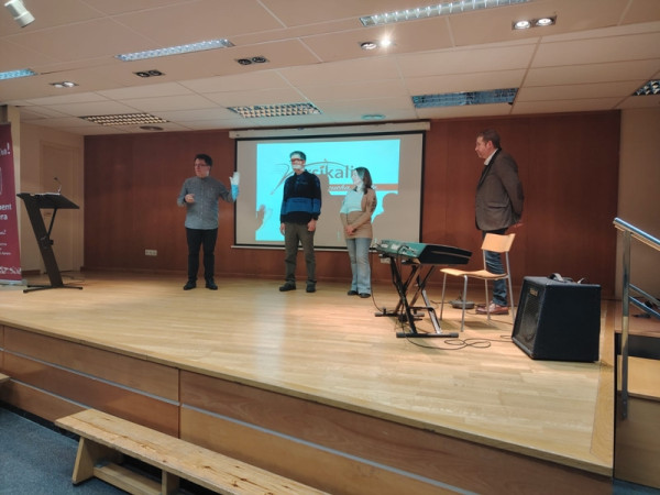 Gaudim de la presentació del llibre ‘La esfera y sus amigos se van de excursión’ de l’abrerenca Adrea García i commemorem el Dia Mundial de la Poesia amb el Grup Versikàlia