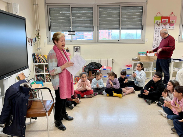 Lectura als infants de l'Escola Francesc Platón i Sartí del concurs de relats curts i poesia de Gent Gran