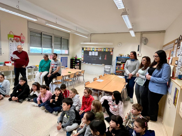 Lectura als infants de l'Escola Francesc Platón i Sartí del concurs de relats curts i poesia de Gent Gran