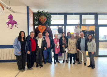 Lectura als infants de l'Escola Francesc Platón i Sartí del concurs de relats curts i poesia de Gent Gran