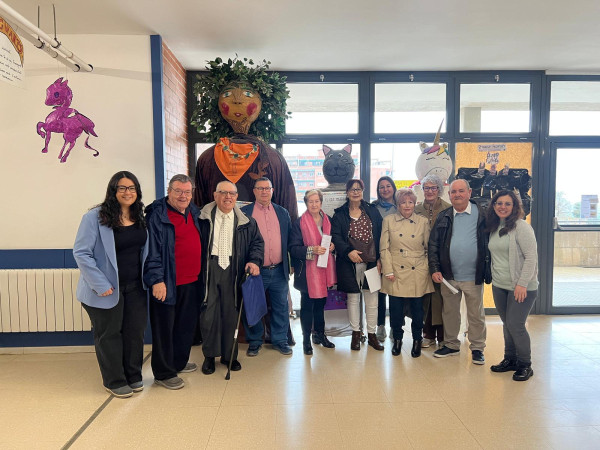 Lectura als infants de l'Escola Francesc Platón i Sartí del concurs de relats curts i poesia de Gent Gran