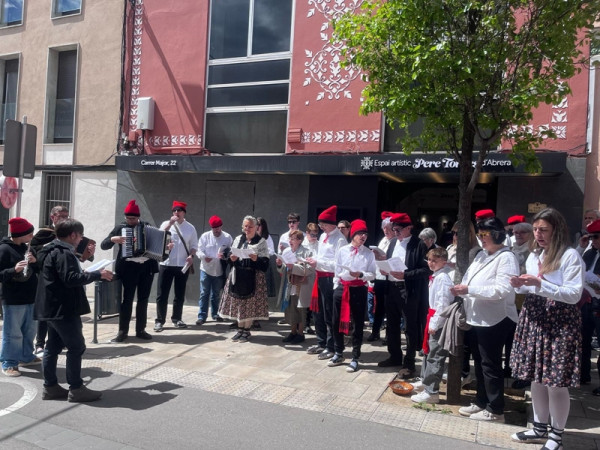 La cantada de Caramelles d’Abrera omple un any més els nostres carrers de música i companyonia. Moltes gràcies a tothom!