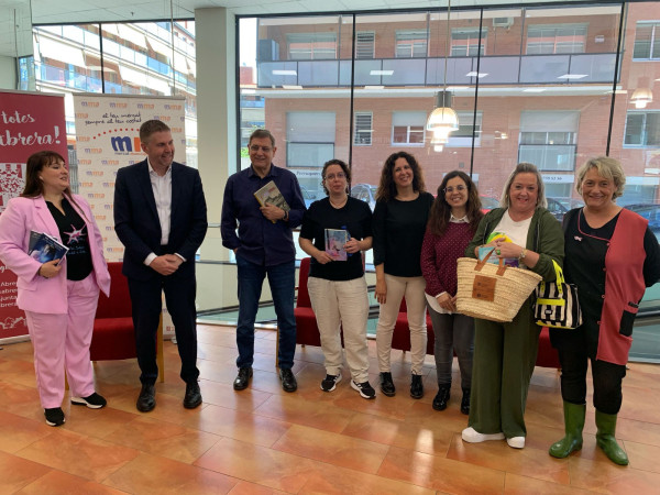 Tornem a gaudir de la diada de Sant Jordi a Abrera, amb autores i autors locals, concursos literaris, fira, lectures i moltes activitats per a tothom!