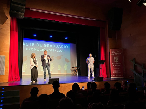 L'alumnat de 2n de batxillerat de l'Institut Voltrera d'Abrera clou el curs 2024-2025 amb la seva festa de graduació, la presentació dels Treballs de Recerca i les proves d'accés a la universitat