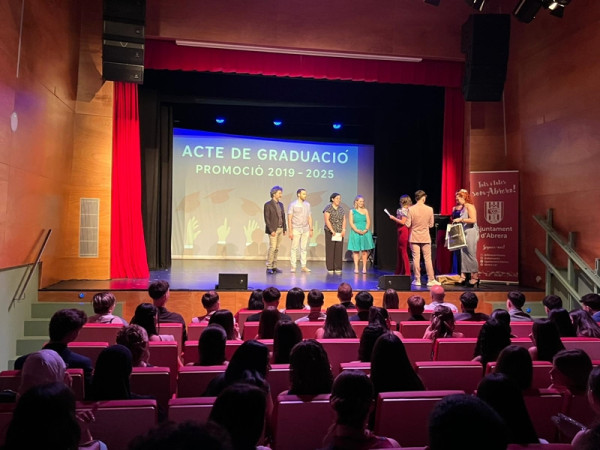 L'alumnat de 2n de batxillerat de l'Institut Voltrera d'Abrera clou el curs 2024-2025 amb la seva festa de graduació, la presentació dels Treballs de Recerca i les proves d'accés a la universitat