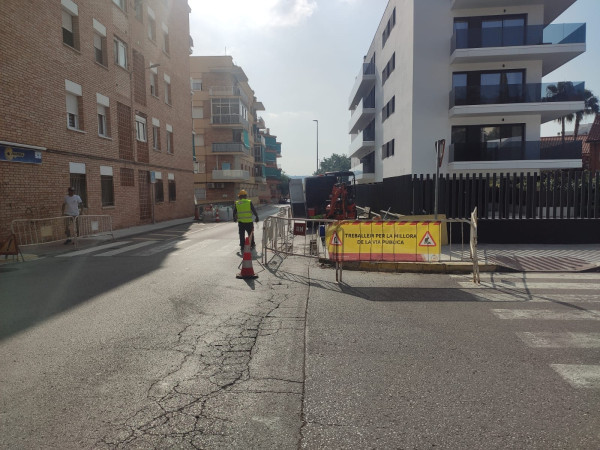 A Abrera millorem el nostre espai públic! Aquesta setmana estem executant els treballs de reparació de la via pública en el carrer de Josep Tarradellas del nucli urbà