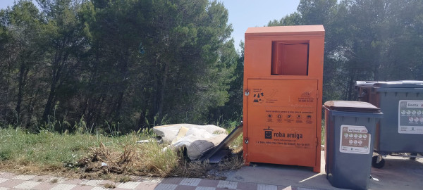 Siguem cívics i cuidem el nostre entorn! Detectem i recollim un nou abocament de residus al barri de Can Vilalba