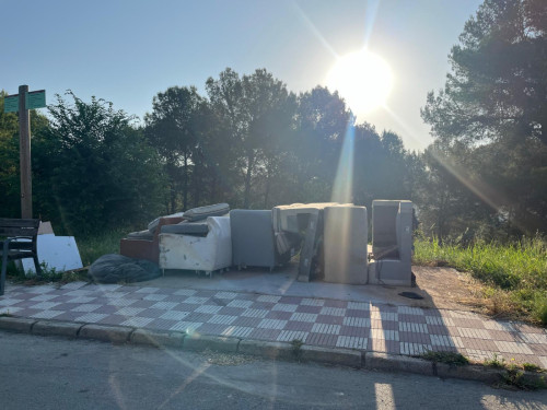 Siguem cívics i cuidem el nostre entorn! Detectem i recollim un nou abocament de residus al barri de Can Vilalba