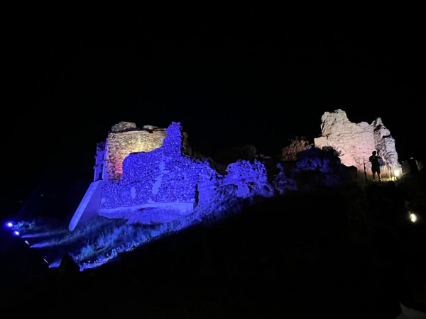 Abrera es mulla per l'esclerosi múltiple! Durant tota la setmana el Castell de Voltrera d'Abrera s'ilumina de color blau per donar visibilitat a aquesta malaltia