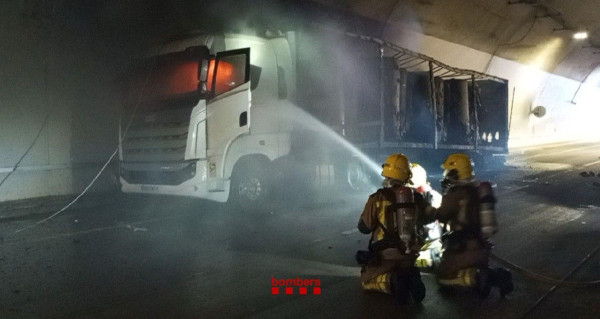 ACTUALITZACIÓ: Continua tallat el Túnel de Voltrera d’Abrera en sentit nord, direcció Terrassa, per l’incendi d’un camió, que es va originar aquest dimarts 26 d’agost.