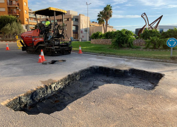 Executem els treballs d'asfaltatge i reparació final a la rotonda del Rebato