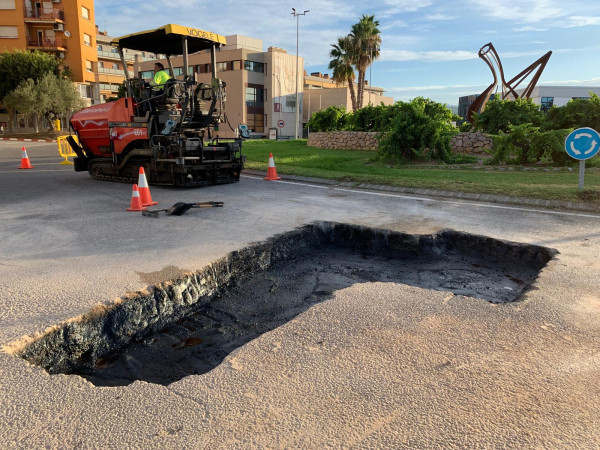 Executem els treballs d'asfaltatge i reparació final a la rotonda del Rebato