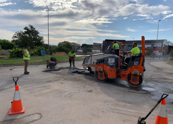 Executem els treballs d'asfaltatge i reparació final a la rotonda del Rebato