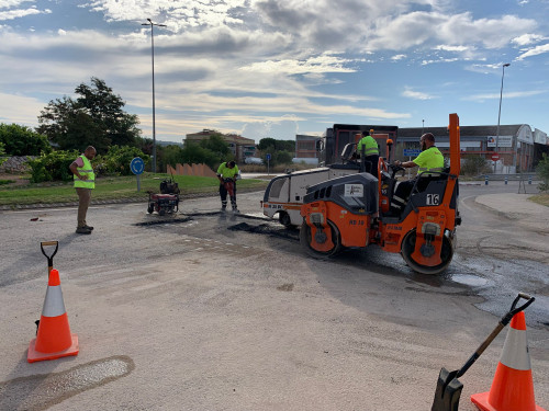 Executem els treballs d'asfaltatge i reparació final a la rotonda del Rebato