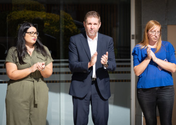 Avui dimarts 7 d'octubre a les 12 h hem convocat un minut de silenci davant l'Ajuntament, en condemna al feminicidi d’una dona assassinada a Sant Joan Despí