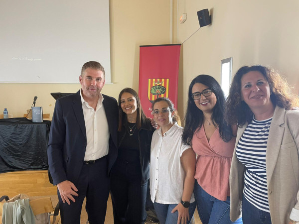 Assistim a la presentació del poemari "Necesito irme para dejar de verte" de l'autora local Layla Moratalla