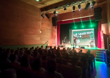 La Sala Municipal d'Abrera s'omple de gom a gom amb el monòleg 'Yo sobreviví a la EGB' de Jordi Merca, dins el cicle Tardor Cultural 2025