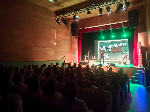 La Sala Municipal d'Abrera s'omple de gom a gom amb el monòleg 'Yo sobreviví a la EGB' de Jordi Merca, dins el cicle Tardor Cultural 2025