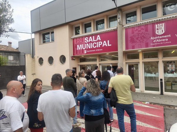 La Sala Municipal d'Abrera s'omple de gom a gom amb el monòleg 'Yo sobreviví a la EGB' de Jordi Merca, dins el cicle Tardor Cultural 2025