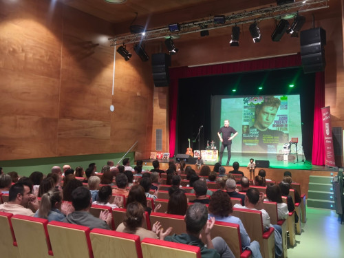 La Sala Municipal d'Abrera s'omple de gom a gom amb el monòleg 'Yo sobreviví a la EGB' de Jordi Merca, dins el cicle Tardor Cultural 2025