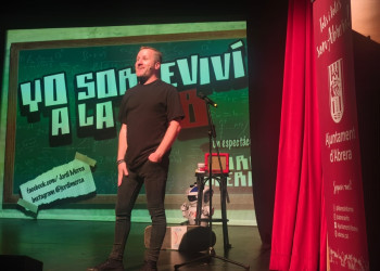 La Sala Municipal d'Abrera s'omple de gom a gom amb el monòleg 'Yo sobreviví a la EGB' de Jordi Merca, dins el cicle Tardor Cultural 2025