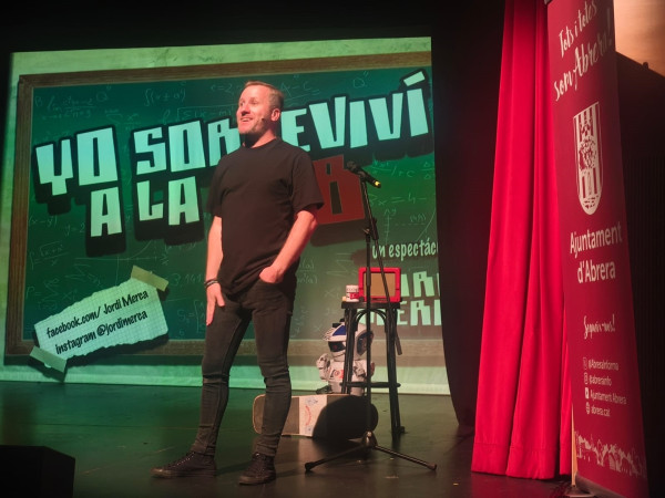La Sala Municipal d'Abrera s'omple de gom a gom amb el monòleg 'Yo sobreviví a la EGB' de Jordi Merca, dins el cicle Tardor Cultural 2025