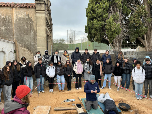 L'alumnat de Batxillerat de l'Institut Voltrera, de 4t d'ESO i de 6è curs de les escoles d'Abrera visiten la intervenció arqueològica a la fossa comuna del Cementiri Vell