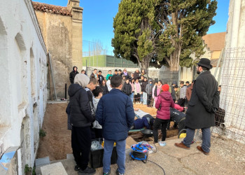 L'alumnat de Batxillerat de l'Institut Voltrera, de 4t d'ESO i de 6è curs de les escoles d'Abrera visiten la intervenció arqueològica a la fossa comuna del Cementiri Vell