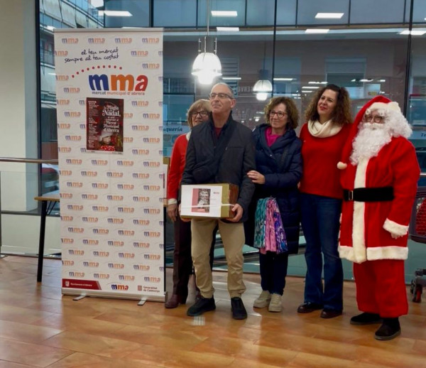 Celebrem el Nadal al Mercat Municipal d'Abrera amb el tió, cantada de nadales de la Coral Contrapunt i el sorteig de les cistelles de Nadal